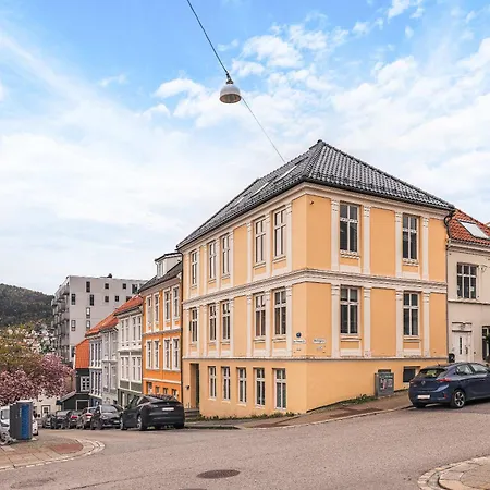 Dinbnb L 250m To Bryggen L Backyard L Smart-tv L 6 Guests アパート ベルゲン